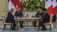Presiden Prabowo Subianto (kedua kanan) dan Presiden Prancis Emmanuel Macron (kedua kiri) menyaksikan Menteri Pertanian Andi Amran Sulaiman (kanan) dan Menteri Ekonomi, Keuangan, dan Kedaulatan Industri dan Digital Prancis, Eric Lombard (kiri) menandantangani deklarasi kehendak kerja sama antara kedua negara. (ANTARA FOTO/Galih Pradipta)