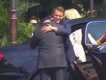 Video: Momen Hangat Prabowo-Macron Berpelukan di Istana Kepresidenan