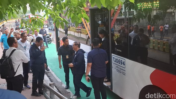 Pramono-Rano turun dari Transjakarta di Terowongan Kendal, Cikini, Jakarta Pusat untuk menghadiri Relaunching JAKI.