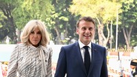 Brigitte kemudian menemani Macron berjalan menuju podium di tengah halaman depan Istana seraya berbincang ringan. (Cahyo - Biro Pers Sekretariat Presiden)