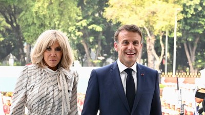 Brigitte Macron Temui Prabowo dan Didit, Tampil Chic Pakai Dress Louis Vuitton