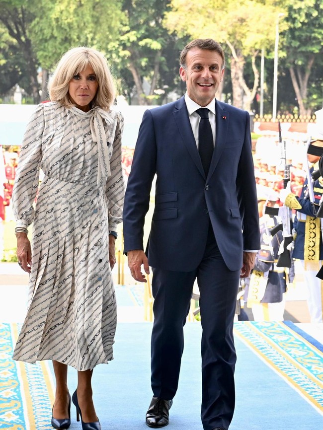 Presiden Macron ditemani istrinya, Brigitte Macron saat bertemu Prabowo (Cahyo - Biro Pers Sekretariat Presiden)