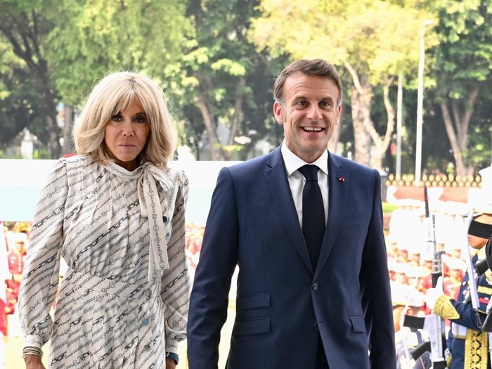 Presiden Macron ditemani istrinya, Brigitte Macron saat bertemu Prabowo (Cahyo - Biro Pers Sekretariat Presiden)