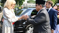 Presiden Prabowo Subianto menyambut kedatangan Presiden Macron di Istana Merdeka, Jakarta, pada Rabu (28/5). Prabowo menyambut Macron dan istri.(Cahyo - Biro Pers Sekretariat Presiden)