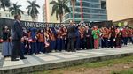 Potret Asiknya Presiden Macron Wefie Bareng Mahasiswa di UNJ