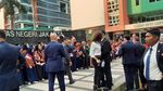 Potret Asiknya Presiden Macron Wefie Bareng Mahasiswa di UNJ