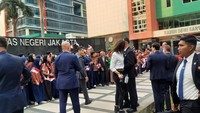 Presiden Macron mengunjungi UNJ dalam agenda Perbincangan Dengan Kaum Muda Indonesia pada Rabu, 28 Mei 2025 ini dalam rangkaian kunjungannya ke Indonesia selama 3 hari dari 27 hingga 29 Mei 2025. Foto: (Dokumentasi Universitas Negeri Jakarta)