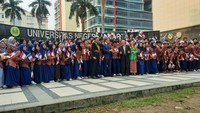 Presiden Macron pun sempat wefie dengan para mahasiswa UNJ. Foto: (Dokumentasi Universitas Negeri Jakarta)