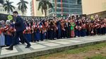 Potret Asiknya Presiden Macron Wefie Bareng Mahasiswa di UNJ