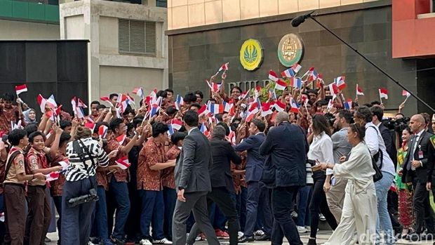 Presiden Prancis Emmanuel Macron mengunjungi Universitas Negeri Jakarta (UNJ). Macron disambut antusias oleh mahasiswa UNJ dan siswa dari Lab School Jakarta. (Anggi M/detikcom)