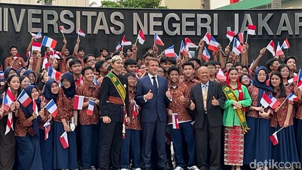 Presiden Prancis Emmanuel Macron mengunjungi Universitas Negeri Jakarta (UNJ). Macron disambut antusias oleh mahasiswa UNJ dan siswa dari Lab School Jakarta. (Anggi M/detikcom)
