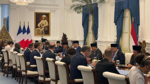 Presiden RI Prabowo Subianto menyambut kedatangan Presiden Prancis Emmanuel Macron di Istana