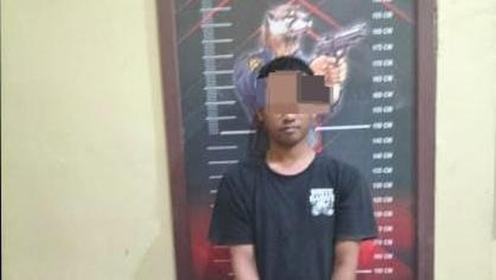 Pria di Banyuasin saat diringkus polisi.