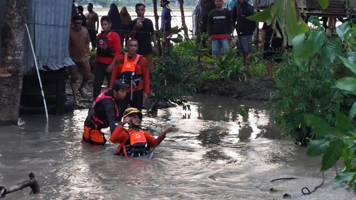 Proses pencarian 2 balita yang tenggelam usai bermain di pinggir Sungai Wala Sidrap.
