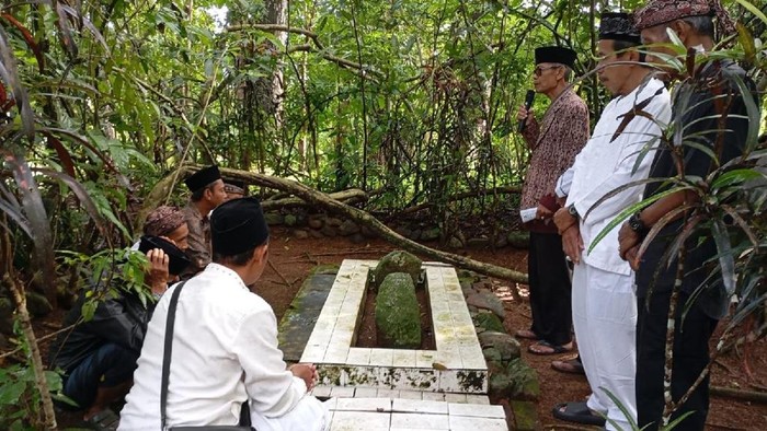 Proses Tradisi Nyurti Karuhun Lembur di Desa Pusakanagara Ciamis.
