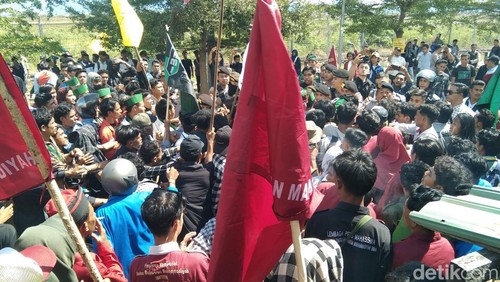 Ratusan mahasiswa melakukan aksi demonstrasi menuntut pemekaran Provinsi Pulau Sumbawa di sekitar Bandara Bandara Sultan Muhammad Salahuddin, Bima, NTB, Rabu (28/5/2025). (Foto: Rafiin/detikBali)