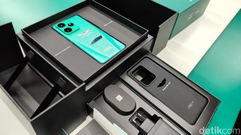 Realme memberikan aksesori lengkap bernuansa mobil balap F1 besutan Aston Martin. Pengguna akan mendapatkan Silver Wing case, SIM ejector pin bertema racecar, serta tema dan wallpaper khusus yang memperkuat aura motorsport. Foto: Rachmatunnisa/detikINET