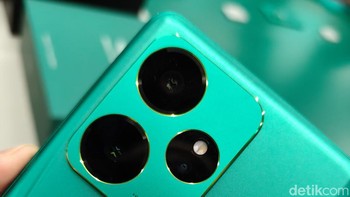 Untuk fotografi, Realme GT 7 Dream Edition dibekali kamera utama 50MP (Sony IMX906, OIS), lensa telephoto 50MP dengan 2x optical zoom, dan lensa ultrawide 8MP. Kamera depan 32MP mendukung perekaman video 4K pada 60fps, cocok untuk kebutuhan konten kreator. Foto: Rachmatunnisa/detikINET