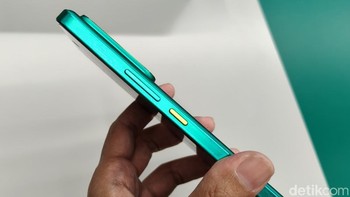 Ditenagai oleh chipset MediaTek Dimensity 9400e berfabrikasi 3nm, ponsel ini menawarkan performa powerful untuk gaming dan multitasking. Varian ini hanya tersedia dalam konfigurasi 16GB RAM + 512GB penyimpanan, memastikan pengalaman tanpa kompromi. Foto: Rachmatunnisa/detikINET