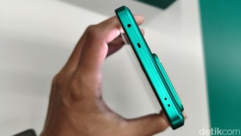 Ponsel ini juga memiliki sertifikasi IP69 untuk ketahanan terhadap debu dan air, serta menjalankan Realme UI 6.0 berbasis Android 15 dengan janji pembaruan OS selama 4 tahun dan patch keamanan selama 6 tahun. Foto: Rachmatunnisa/detikINET