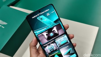 Meski mengusung desain premium, Realme GT 7 Dream Edition memiliki spesifikasi inti yang serupa dengan varian standar GT 7. Layarnya menggunakan panel AMOLED 6,78 inci dengan refresh rate 120Hz, resolusi 2.780 x 1.264 piksel, dan kecerahan puncak hingga 6.000 nits, menjamin tampilan jernih bahkan di bawah sinar Matahari. Foto: Rachmatunnisa/detikINET
