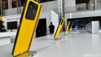 Ada juga Realme GT 7T yang disebut flagship paling powerfu di segmennya. Spesifikasi utamanya hampir sama dengan GT 7. Satu hal yang membedakan GT 7T dengan GT 7 hanya pada prosesor yang digunakannya. Realme GT 7T menggunakan chipset MediaTek Dimensity 8400-MAX. Foto: Rachmatunnisa/detikINET