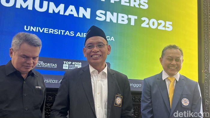 Rektor Unair saat konferensi pers penerimaan mahasiswa baru jalur SNBT.