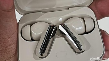 Berkat dibenamkannya Gemini Assistant, TWS ini punya fitur AI seperti penerjemahan langsung, face to face translator, dan pencarian informasi cerdas. Smartphone Realme GT 7, Realme GT 7T, Realme GT 7 Dream Edition dan Buds Air 7 Pro akan diluncurkan bersamaan di Indonesia pada 3 Juni 2025. Foto: Rachmatunnisa/detikINET