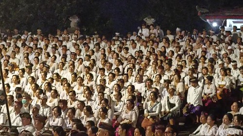 Ribuan PPPK dan PNS Pemprov Bali saat menjalani prosesi pelantikan oleh Gubernur Wayan Koster di Denpasar,Rabu (29/5/2025).