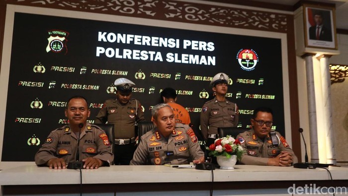 Rilis kasus kecelakaan maut BMW Christiano Tarigan tabrak Argo mahasiswa FH UGM hingga tewas di Mapolresta Sleman Rilis kasus kecelakaan maut BMW Christiano Tarigan tabrak Argo mahasiswa FH UGM hingga tewas di Mapolresta Sleman, Rabu (28/5/2025).