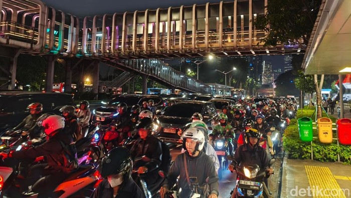 Ruas Jalan Jenderal Sudirman, Jakarta Selatan (Jaksel), macet parah sejak sore. Kemacetan terjadi di kedua arah di Jalan Jenderal Sudirman. (Kurniawan F/detikcom)