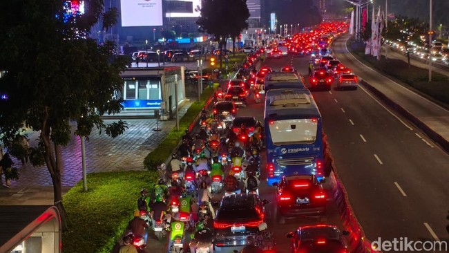 4 Cerita Mereka yang Terjebak Macet Parah Jakarta 28 Mei 2025
