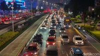 Kemacetan di Jalan Jenderal Sudirman, Jaksel, sudah terjadi sejak sore. Kemacetan terjadi di kedua arah di Jalan Jenderal Sudirman. (Kurniawan F/detikcom)