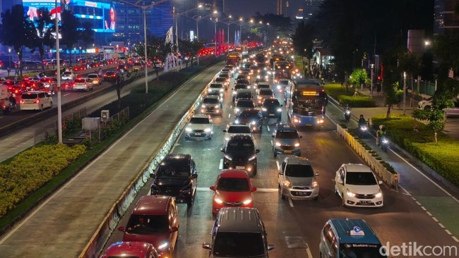Ruas Jalan Jenderal Sudirman, Jakarta Selatan (Jaksel), macet parah sejak sore. Kemacetan terjadi di kedua arah di Jalan Jenderal Sudirman. (Kurniawan F/detikcom) Ruas Jalan Jenderal Sudirman, Jakarta Selatan (Jaksel), macet parah sejak sore. Kemacetan terjadi di kedua arah di Jalan Jenderal Sudirman. (Kurniawan F/detikcom)