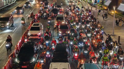 Merah! Jalan Sudirman Jaksel Macet Parah