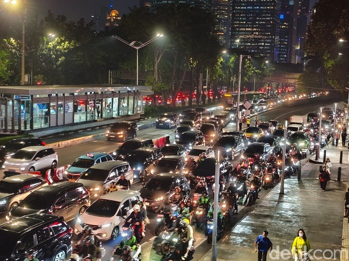 Ruas Jalan Jenderal Sudirman, Jakarta Selatan (Jaksel), macet parah sejak sore. Kemacetan terjadi di kedua arah di Jalan Jenderal Sudirman. (Kurniawan F/detikcom)
