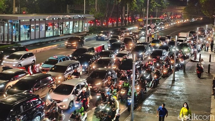 Ruas Jalan Jenderal Sudirman, Jakarta Selatan (Jaksel), macet parah sejak sore. Kemacetan terjadi di kedua arah di Jalan Jenderal Sudirman. (Kurniawan F/detikcom)