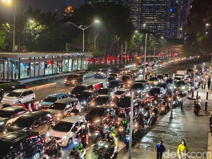 Ruas Jalan Jenderal Sudirman, Jakarta Selatan (Jaksel), macet parah sejak sore. Kemacetan terjadi di kedua arah di Jalan Jenderal Sudirman. (Kurniawan F/detikcom)