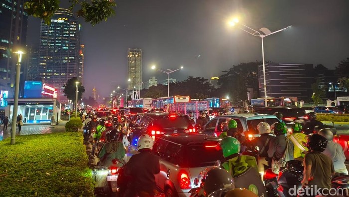 Ruas Jalan Jenderal Sudirman, Jakarta Selatan (Jaksel), macet parah sejak sore. Kemacetan terjadi di kedua arah di Jalan Jenderal Sudirman. (Kurniawan F/detikcom) Ruas Jalan Jenderal Sudirman, Jakarta Selatan (Jaksel), macet parah sejak sore. Kemacetan terjadi di kedua arah di Jalan Jenderal Sudirman. (Kurniawan F/detikcom)