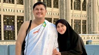 Ryana Dea masih merasa seperti mimpi bisa menjalani ibadah haji bersama suami tahun ini. Tahun lalu, Ryana Dea meminta doa kepada teman-teman yang menunaikan ibadah haji untuk mendoakan dirinya dipanggil menunaikan ibadah haji. Foto: dok. Instagram Ryana Dea