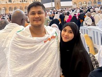 Ryana Dea Menghadap Kabah, Masih Gak Sangka Suami Beri Kejutan Naik Haji