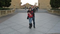 AHY dan Annisa bergaya di Stanford University, California, Amerika Serikat (AS). Tepatnya berada di area Main Quad atau Main Quadrangle, yang merupakan pusat arsitektur kampus Stanford. (Instagram Annisa Pohan)