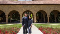 AHY dan Annisa bergaya di depan Memorial Court, merupakan bagian dari kompleks seni dan budaya di Stanford, berada tak jauh dari museum seni kampus (Cantor Arts Center). (Instagram Annisa Pohan)