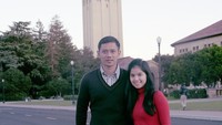 Dalam keterangan foto, Annisa menyebut membandingkan berada di Stanford 2009, kemudian kembali ke tempat yang sama dan berfoto di depan bangunan ikonik yang sama pada 2025. (Instagram Annisa Pohan)