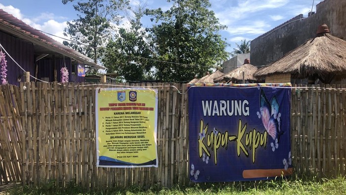 Salah satu kafe ilegal di Desa Jagaraga, Kecamatan Kuripan, Lombok Barat, yang disegel aparat gabungan, Rabu (28/5/2025) (M. Zahiruddin/detikBali)