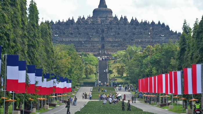 Sejumlah personil TNI melakukan pengamanan di area Marga Utama Komplek Taman Wisata Candi Borobudur Magelang, Jawa Tengah, Rabu (28/5/2025). Pengamanan diperketat menjelang kunjungan Presiden Prabowo Subianto dan Presiden Prancis Emmanuel Macron ke komplek Akmil dan Candi Borobudur pada 29 Mei 2025 besok. ANTARA FOTO/Anis Efizudin