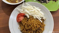 Menu Nasi Goreng Kambing di sini juga tak kalah jadi favorit. Seporsinya dibanderol sekitar Rp 33.000. Nasi gorengnya diracik dengan bumbu Jawa yang dominan manis. Foto: detikcom/Riska Fitria