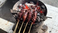 Lalu satenya dibakar dengan cara tradisional, yakni menggunakan anglo dan arang. Cara ini juga menghilangkan aroma prengus dan memberi aroma smokey yang khas. Foto: detikcom/Riska Fitria
