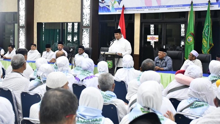 Sekda Banyuasin Erwin Ibrahim saat melepas jemaah haji ke Tanah Suci.