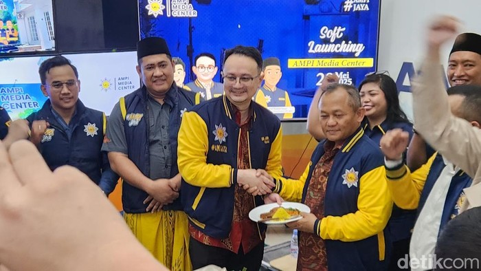 Sekjen Golkar Sarmuji dalam peluncuran media center Angkatan Muda Pembaharuan Indonesia (AMPI), di Menteng, Jakpus (Adrial/detikcom)